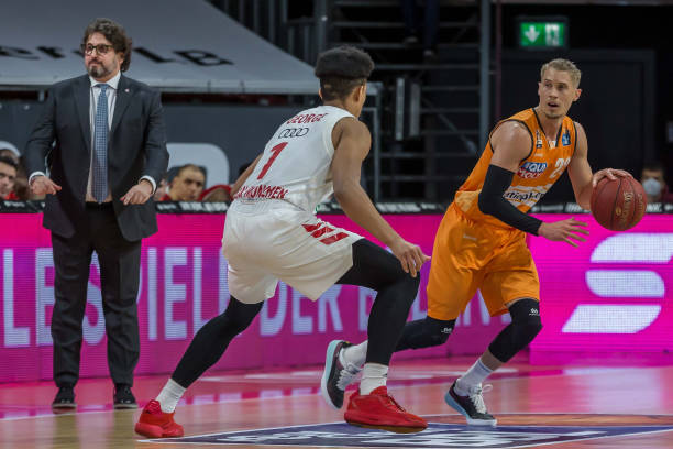 同时保持着 同时保持着