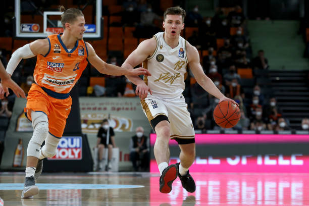 他保持冷静 他保持冷静